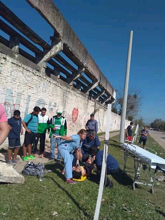 Cay parte de una tribuna en el Club Regional durante un partido